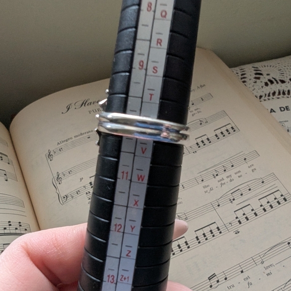 Elegant Silvertone and Green Stone Ring Adjustable - Picture 7 of 7